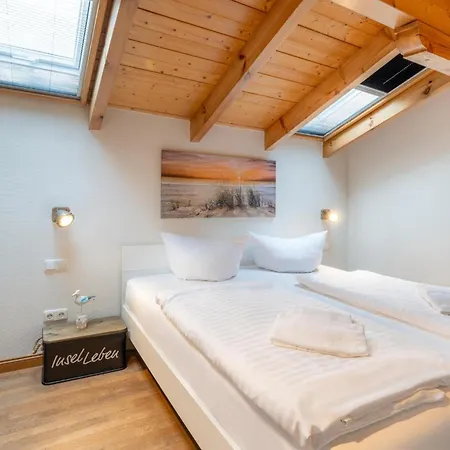 Schoene Mit Badewanne, Geschuetzter Dachterrasse Und Wlan *