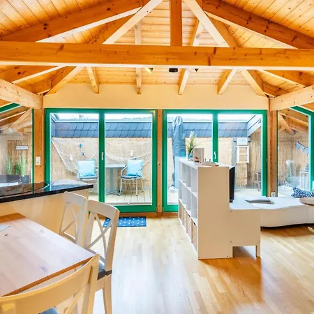 Schoene Mit Badewanne, Geschuetzter Dachterrasse Und Wlan