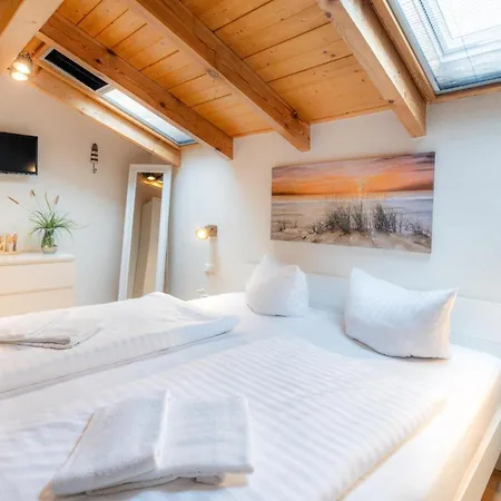 Schoene Mit Badewanne, Geschuetzter Dachterrasse Und Wlan アパート